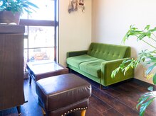 ドゥワップ DooWop ヘアアンドメイク Hair&Makeの雰囲気（待合スペース）