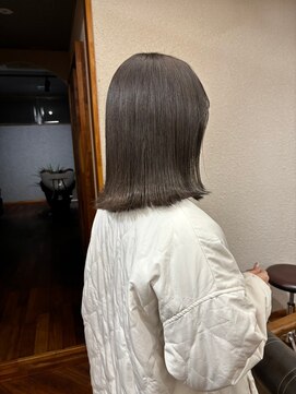 O 外ハネボブスタイルオリーブグレージュ艶カラーストレートヘア