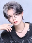 ホワイトシルバーアッシュエンドカラーフェザーショート