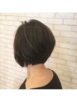 ガーネット(Garnet) クールな前下がりボブ