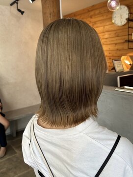 ビスクヘアデザイン(bisq hair design) ミルクティーベージュカラー　ケアブリーチカラー　ミディアム