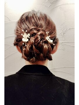 華やか編み込み×上品ローシニヨンアレンジ