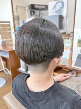ムーア(MUA) 酸性ストレート×刈り上げマッシュ