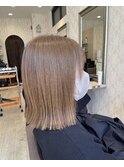 ベージュカラー×切りっぱなしボブ