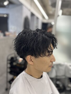 クロムトウキョウ ザ バーバー ネオン 新宿店(CHROM TOKYO the Barber ne/on) センターパート×波巻きパーマ