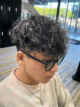 アフューズバイストゥー(Vfuse by StueW) 立体感とニュアンスが叶えるメッシュ/ハイライト×パーマ