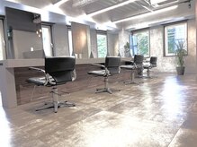 アイユー(ii+U)の雰囲気（(2F)グレーを基調とした落ち着いた店内）