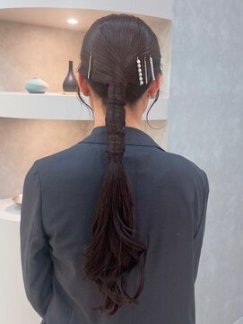 ヴィサージュアクト(VISAGE a.c.t) 編み込みローポニーアレンジ