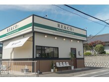 リアンドコー(Re&co)の雰囲気（正面から見て右側通路から裏の駐車場５台あります）