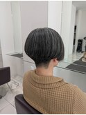 大人の刈上げ前下がりボブ