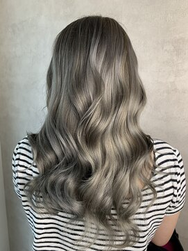 バズ サッポロ バイ フィーネ(BuzZ sapporo by Fi-Ne) 艶髪グレーカラー