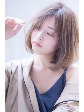 テイラー(Taylor) [Taylor] アッシュベージュ×大人可愛い内巻きボブ