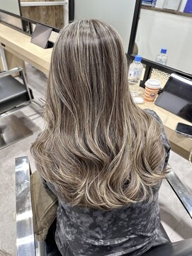 フォーク(FOLK) 外国人風ハイライトカラー_海外セレブレイヤーカット_白髪ぼかし