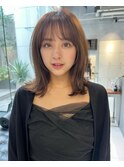 ミディアム　顔まわりレイヤー　シースルーバング　アッシュ