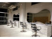 大きな窓から、自然光が降り注ぐ開放的な店内印象的なミラーも