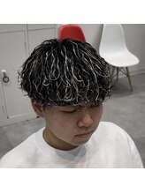 〈今流行りの波巻きパーマのメンズハイライト〉 パーマで作る柔らかい質感との相性も◎［men's］