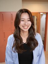 カルパ(calpa)&nbsp;大人女子にオススメ！前髪無しセンターパートのレイヤーカット