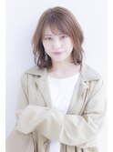 大人かわいいグレージュカラーロングボブくびれミディアム