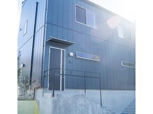 チューズ(CHIWS)の雰囲気（外観は青い建物が目印！階段を上がってご入店ください！）
