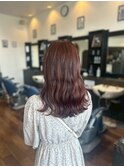 色っぽレッドブラウンで魅せる、ふんわりウェーブロング
