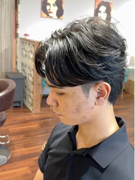 リ メイロ(Re.Meiro) カットで作るフェザーセンターパート