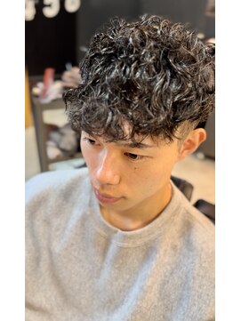 フランクスバーバー アンド ビアークラブ(FRANK'S BARBER and BEER CLUB) ツーブロックサイドパートスペインカール波巻きパーマ