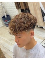グルーマーズトウキョウ(GROOMER/S TOKYO)&nbsp;スペインカール　フェード　メンズパーマ　海外風　ハイライト