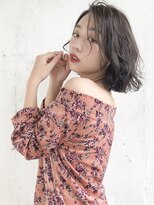 アッシュベージュカラーで透け感たっぷりカラーに