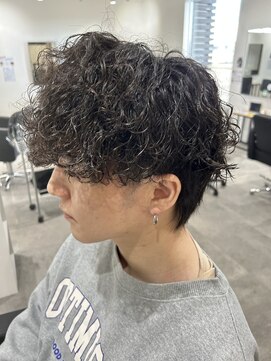 ヒュイル バイ ニアウ(Hwyl by Niau) メンズマッシュウルフ波巻スパイラルパーマニュアンスパーマ眉毛