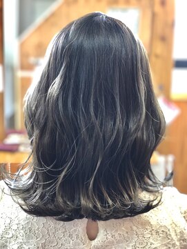 ララテラス(LaLa Terrace) ブルーグレージュ×簡単スタイリング大人かわいい外はねセミディ