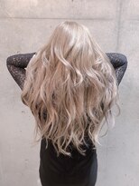 アフィーロ(ACHFILO) 色っぽふんわり ミディの重軽ウェーブヘア 艶感シールエクステ