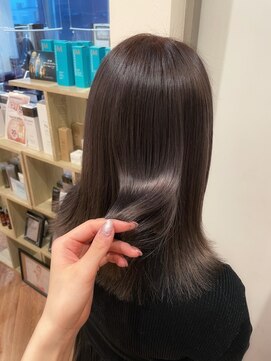 ジーナ 福岡千早(Zina) 【Zina千早】くびれヘア/うる艶髪/グレイアッシュ/20代30代40代