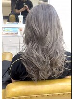 シャルティア(SHALLTIA) シルバーアッシュ/アッシュ/ハイトーン/巻き髪/コテ巻き/渋谷系