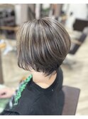 白髪ぼかしハイライト、立体ショートボブ