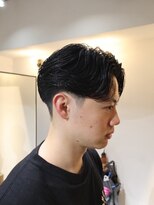 シーンバイラッド ヘルム(SCENE by RAD helm)&nbsp;好印象な束感センターパートのビジネスカットメンズカット艶感