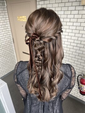 ソノ(sono) ハーフアップ　結婚式ヘアセット　巻き髪　フェミニン