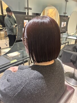 ノーム バイ アウラ(norm. by aura) チェリーブラウン切りっぱなしボブ