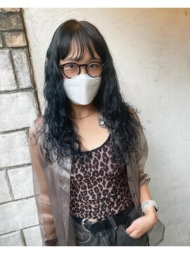 ロイジー(roijir) 【表参道　roijir】ブルーブラック×スパイラルパーマ