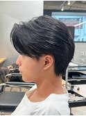 メンズ刈り上げセンターパートフェザーパーマブルーブラック