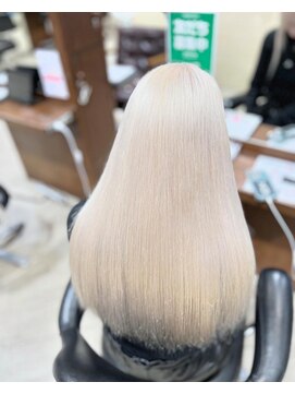 リー ヴィータ 上新庄(Lee Vita) 一度はやってみたいホワイトカラー☆