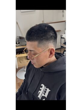 ヘアーズ ハクナ(hairs 897) ボウズフェード