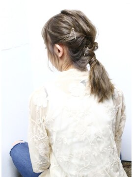 ラウレア(Laulea) [Laulea★女性限定サロン]スモーキーアッシュで抜け感アレンジ