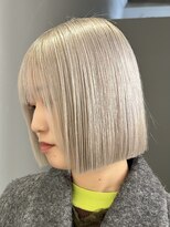 プネル(punel)&nbsp;のあホワイトシルバー グレージュ 切りっぱなしボブ