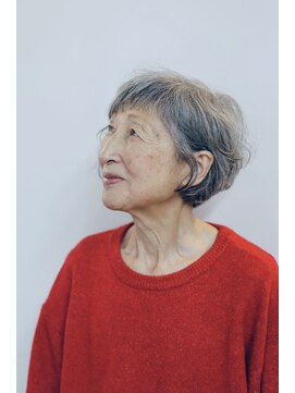 イトウ(ITOH) 自然なグレイヘアを活かした上品なショートパーマスタイル