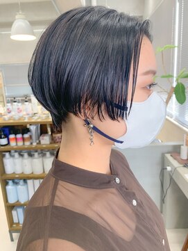 テトヘアー(teto hair) ハンサムショート、センターパート、ブルーブラック
