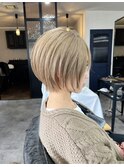 大人シアーベージュミニウルフボブミディアムレイヤー