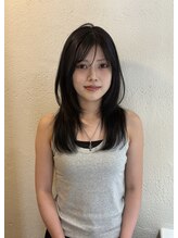 ロングヘアに抜け感を。重たい印象を変える、顔周りから繋がる「流れるレイヤー」