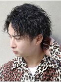 ツイストスパイラルパーマアップバングツーブロック刈り上げ黒髪