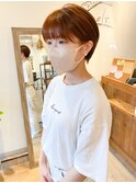 暗髪大人可愛いひし形丸みショートボブグレージュカラー耳かけ