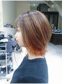 人気のミディアムレイヤーにオレンジのインナーカラー